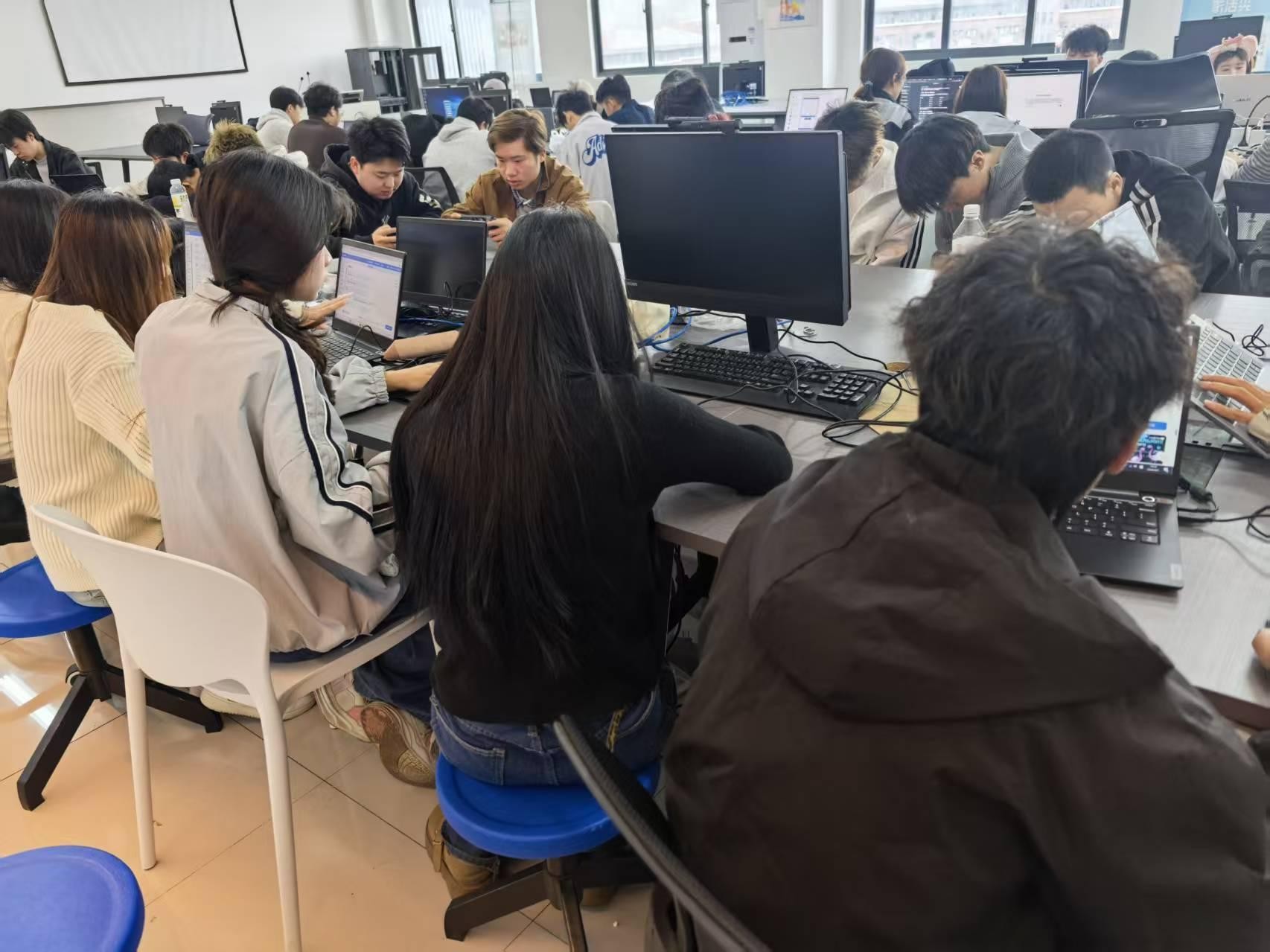 学员进行跨境电商实操